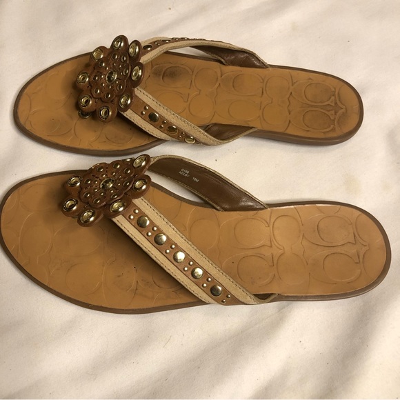 Coach Kelby flower 🌸 hardware , latte leather flip flop sandals - Picture 9 of 9